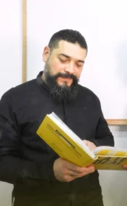 Diego Torres revisando el libro La Tesis Ideal